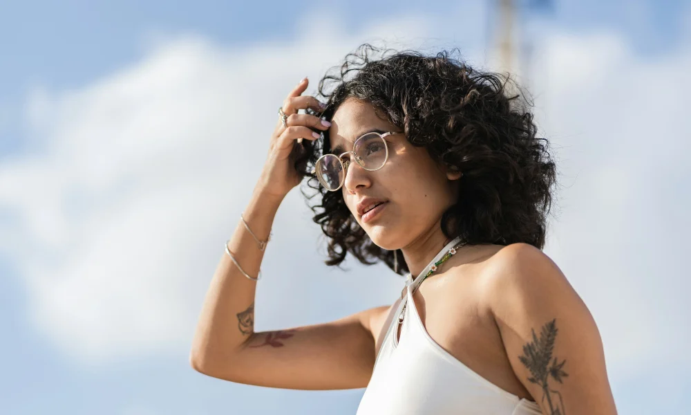 Sculpting a Feminine Silhouette Through Style: Foundational Garments for Broad-Shouldered Women